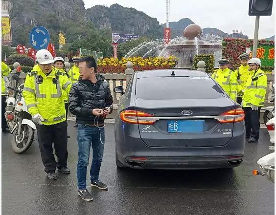“桂B”轿车径直撞向花圃，司机却说：就想睡一会儿！经查发现事情不简单