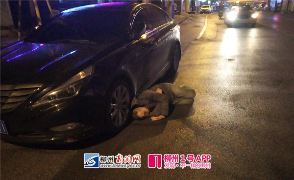醉酒男子凌晨躺在雅儒路，当时他的头部跟小车轮胎的距离只有…