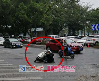 5分钟搞翻4辆电动车！滨江西路一污水井盖冒出大量湿滑淤泥