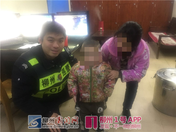 4岁小孩深夜蹲在雅儒路！只因老爸玩手机太入迷，没发现儿子跑出家
