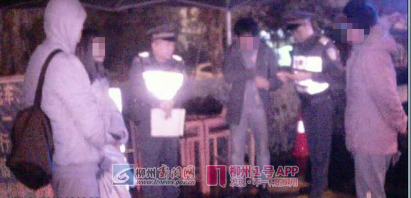 男子找女友求复合，却看到她和别人动作亲昵，于是直接挥起拳头砸向对方