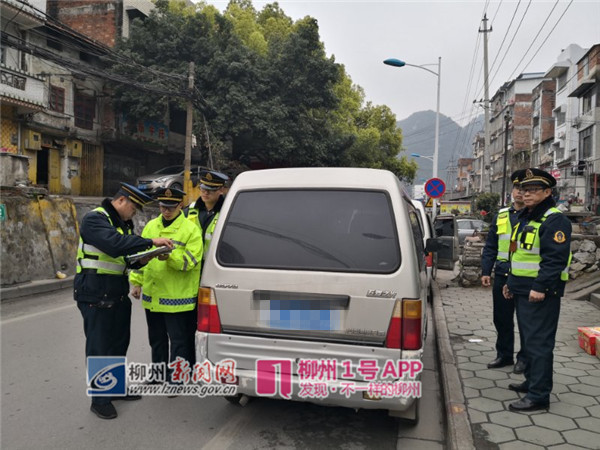 私家车非法营运也要查！两辆车在东风商城载客前往鹿寨被查处