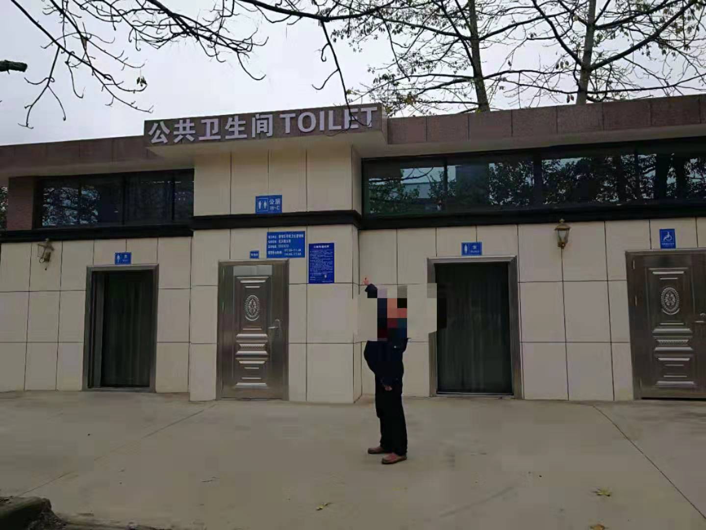 头一次听讲偷公厕门的！他分两次盗走四扇，还打算装自己家里……