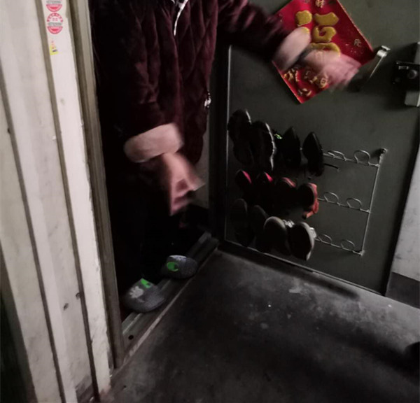 “冷，救我”柳锌小区一对母子疑似一氧化碳中毒，母亲爬出门外求救