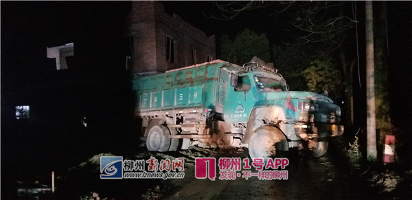沙塘漆黑路段，两初中生骑电动车撞上货车，一死一重伤