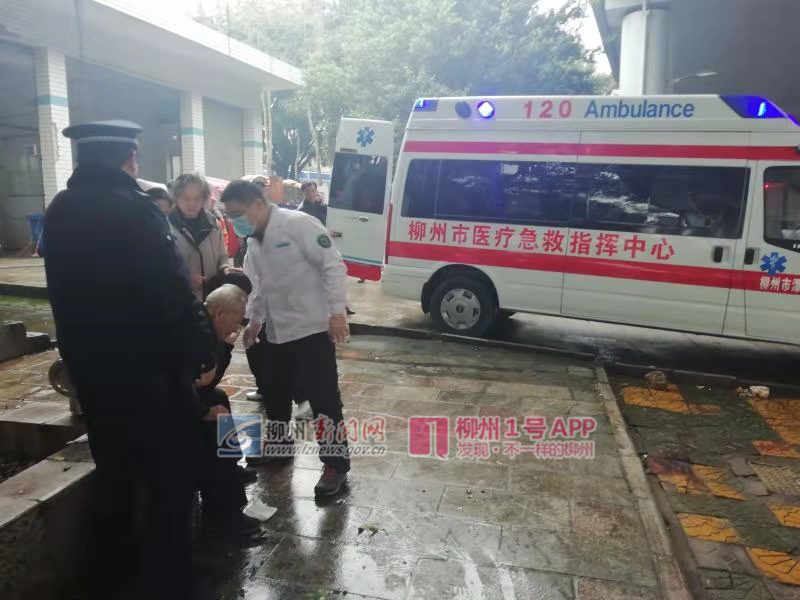 1号暖新闻 | 老人倒地头部流血，扶不扶？柳州人给出满分答卷