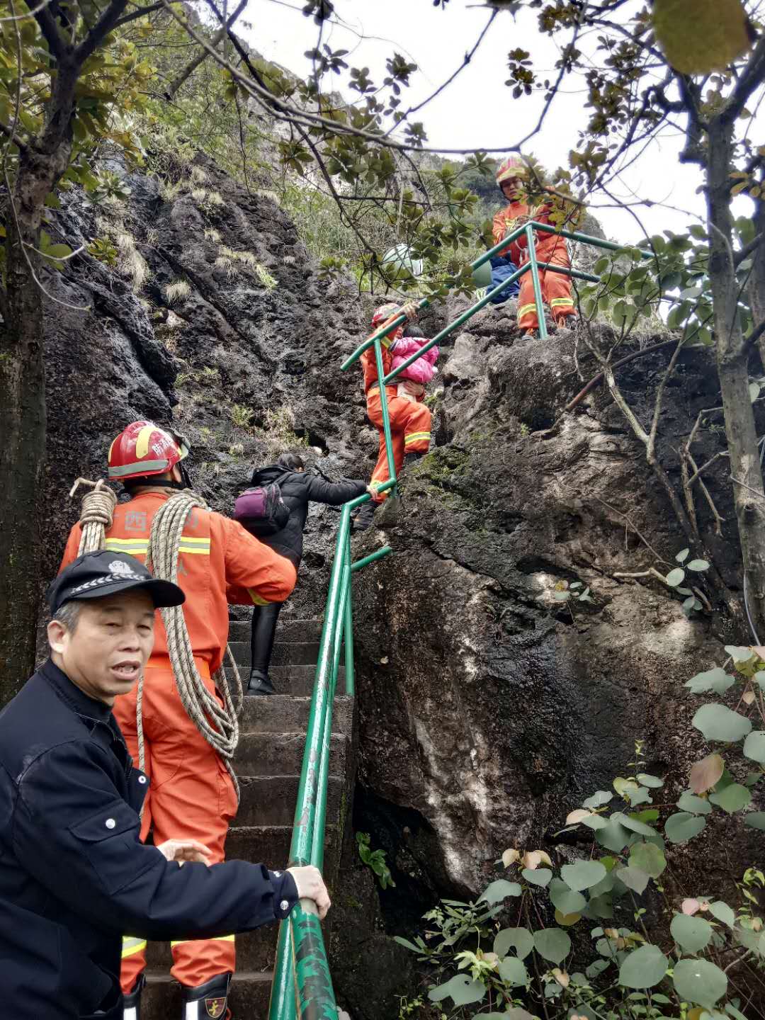 “快来救救我们！”女子带3岁孩子爬大鹅山被困半山腰，发出求救信号