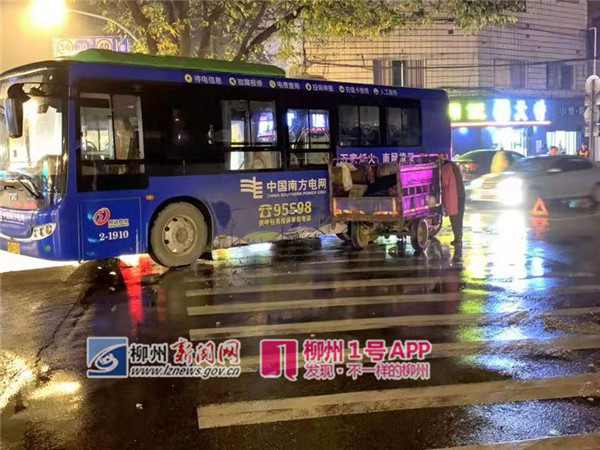 怎么回事？三轮车撞断路旁消火栓，紧接着又撞了一辆公交车