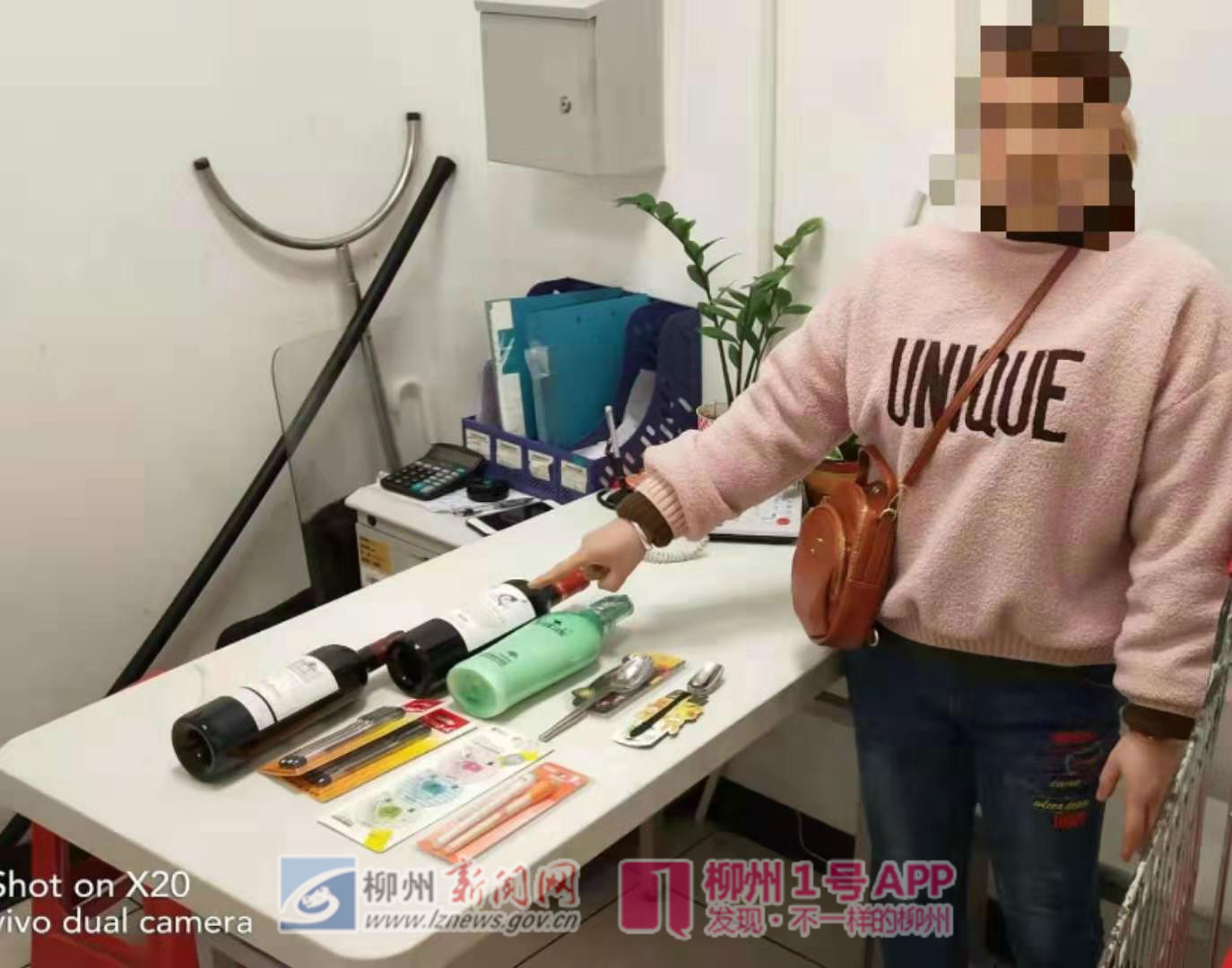 妻子在超市偷窃被抓，丈夫痛斥：家里的红酒都够洗澡了，还不满足！