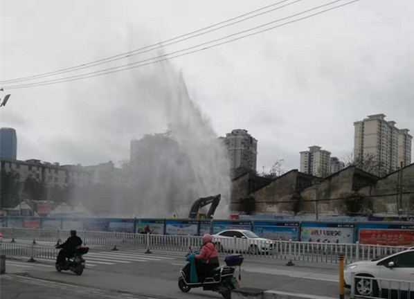 跃进路上一水管被钩机挖断，水流喷出十多米高秒变喷泉