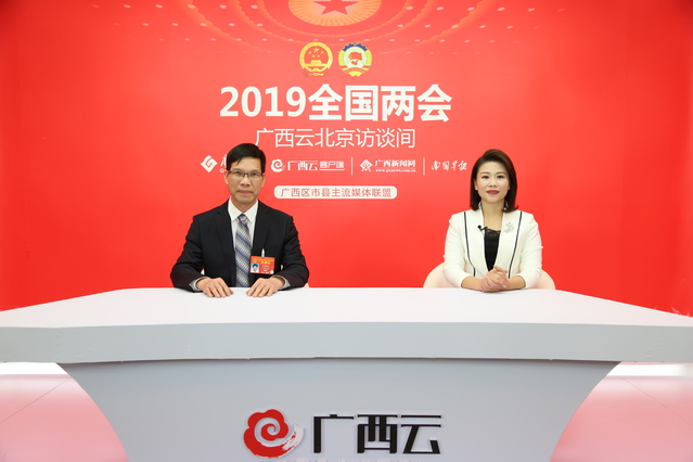 柳高党总支书记韦振益做客广西云北京访谈间：办教育要舍得下本