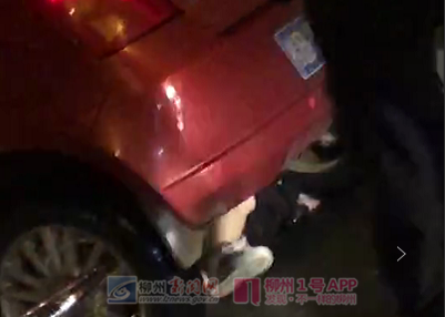 昨晚文昌大桥发生车祸，有人被卷入车底众人合力抬车，肇事司机涉嫌酒驾