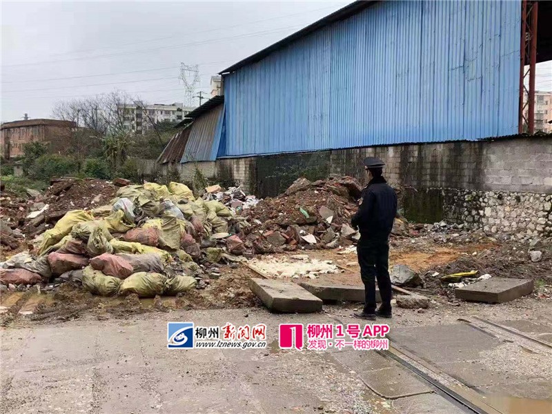 渣土车司机背着公司揽私活，往柳太路停用铁路上倒渣土？扣车！