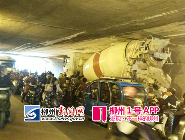 1号爆料|搅拌车超高被卡在龙屯立交桥底，现场出现拥堵