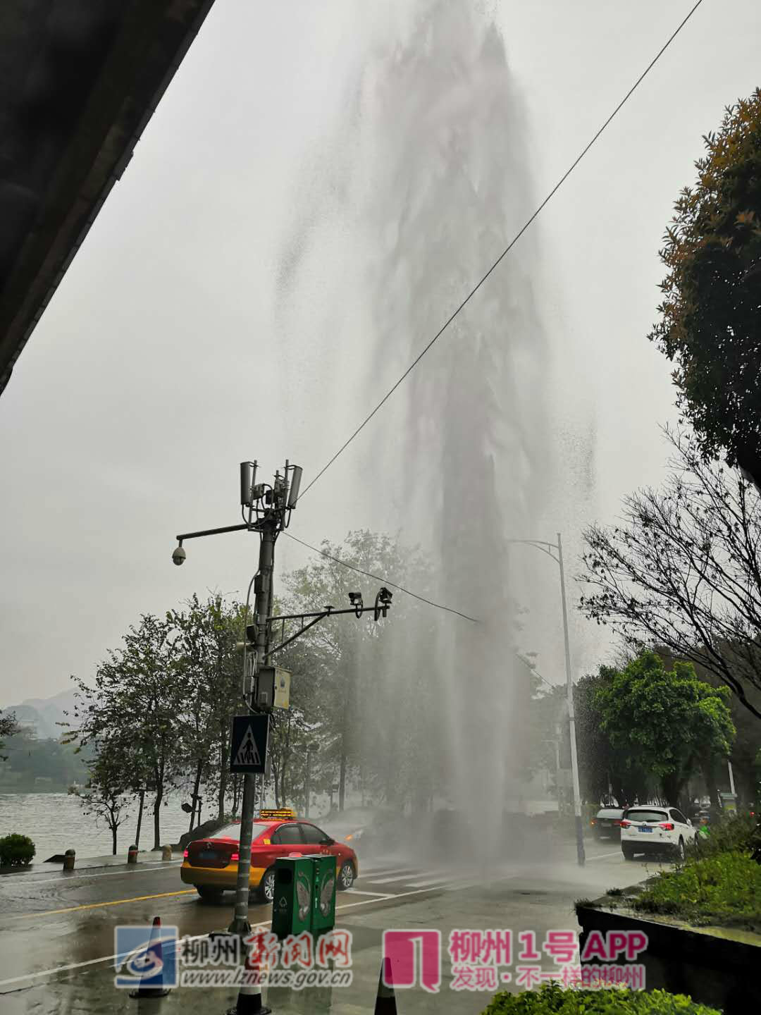 文惠桥底免费洗车？原来是消防栓被撞断，喷射10米水柱堪比水帘洞！