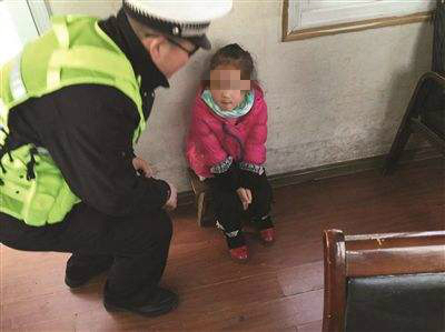 糊涂父亲只顾跟朋友吃牛杂喝酒，四岁女儿走丢浑然不知...