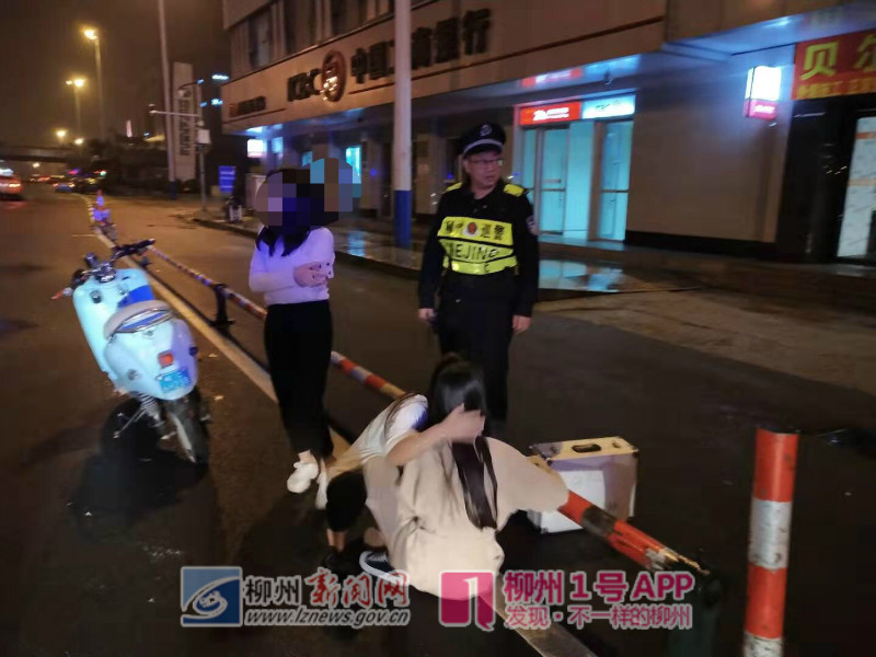 三个少女坐一辆电驴，骑手还边打电话边开车，结果撞上防护栏…