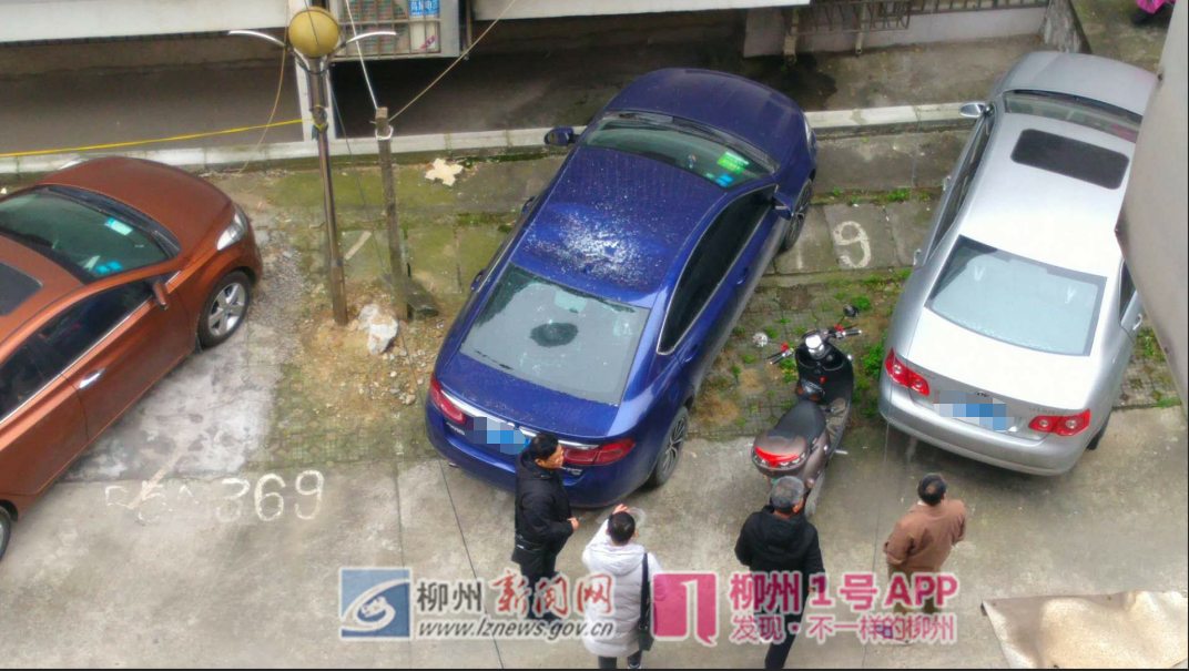 风太大？玻璃窗从6楼飞下，小车车顶被砸穿！事发上游路一小区
