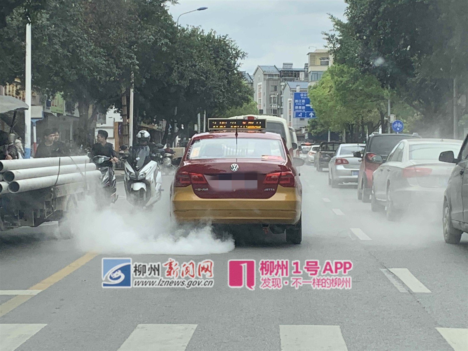 1号爆料 | 什么况？这辆出租车从窑埠开到白云，一路冒大量白烟