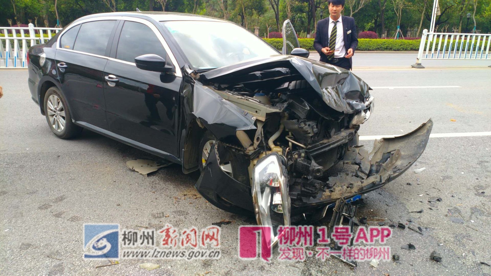 撞飞隔离栏又冲向对向车道，学院路发生车祸，两车受损严重