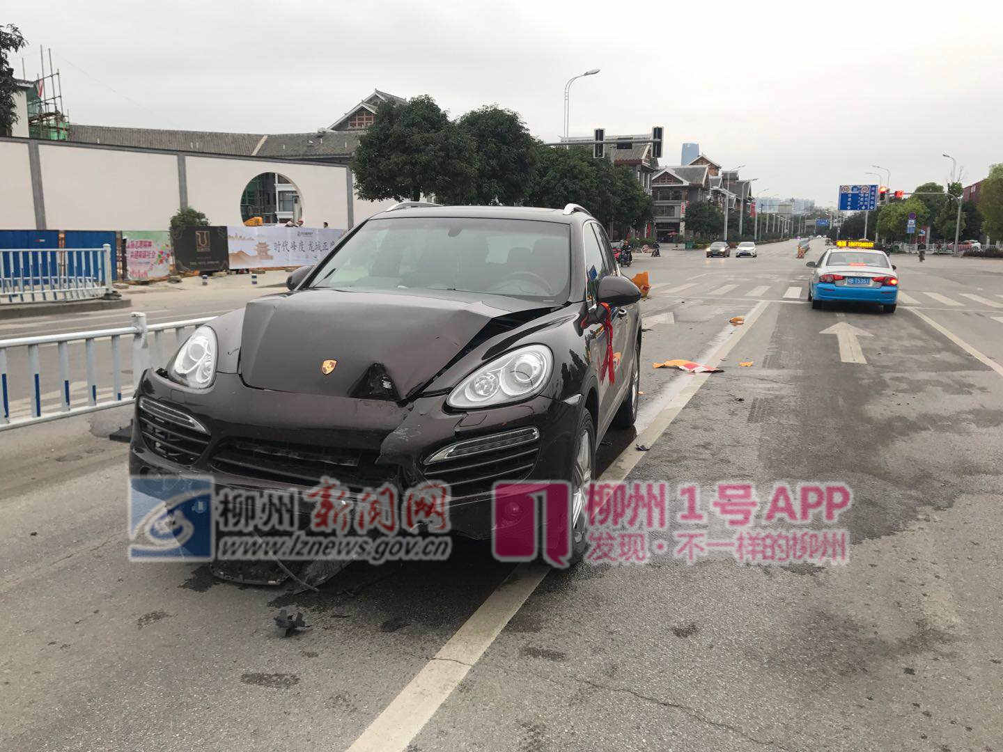 1号爆料 | 一大早都跟隔离栏杠上了？蟠龙路和西江路车祸均把隔离栏撞断