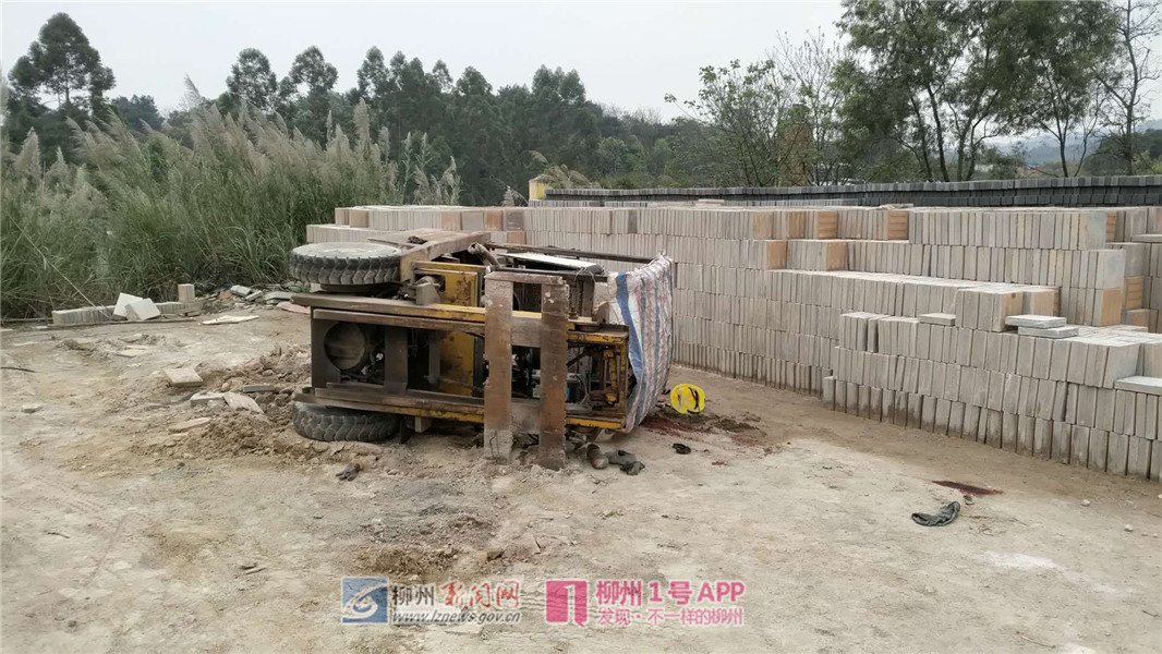 叉车意外侧翻，司机颈部被压不幸伤重身亡！事发瑞龙路一水泥管厂