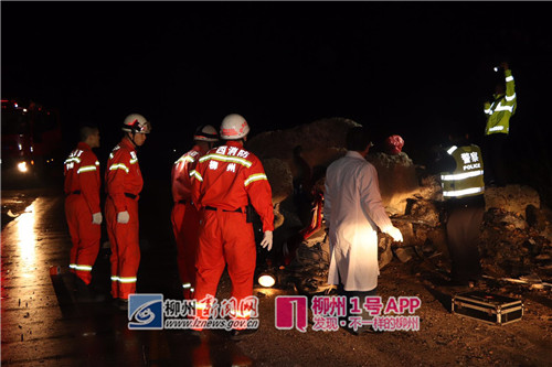摩托车撞上石头堆，司机被夹在石缝中身亡，事发209国道！