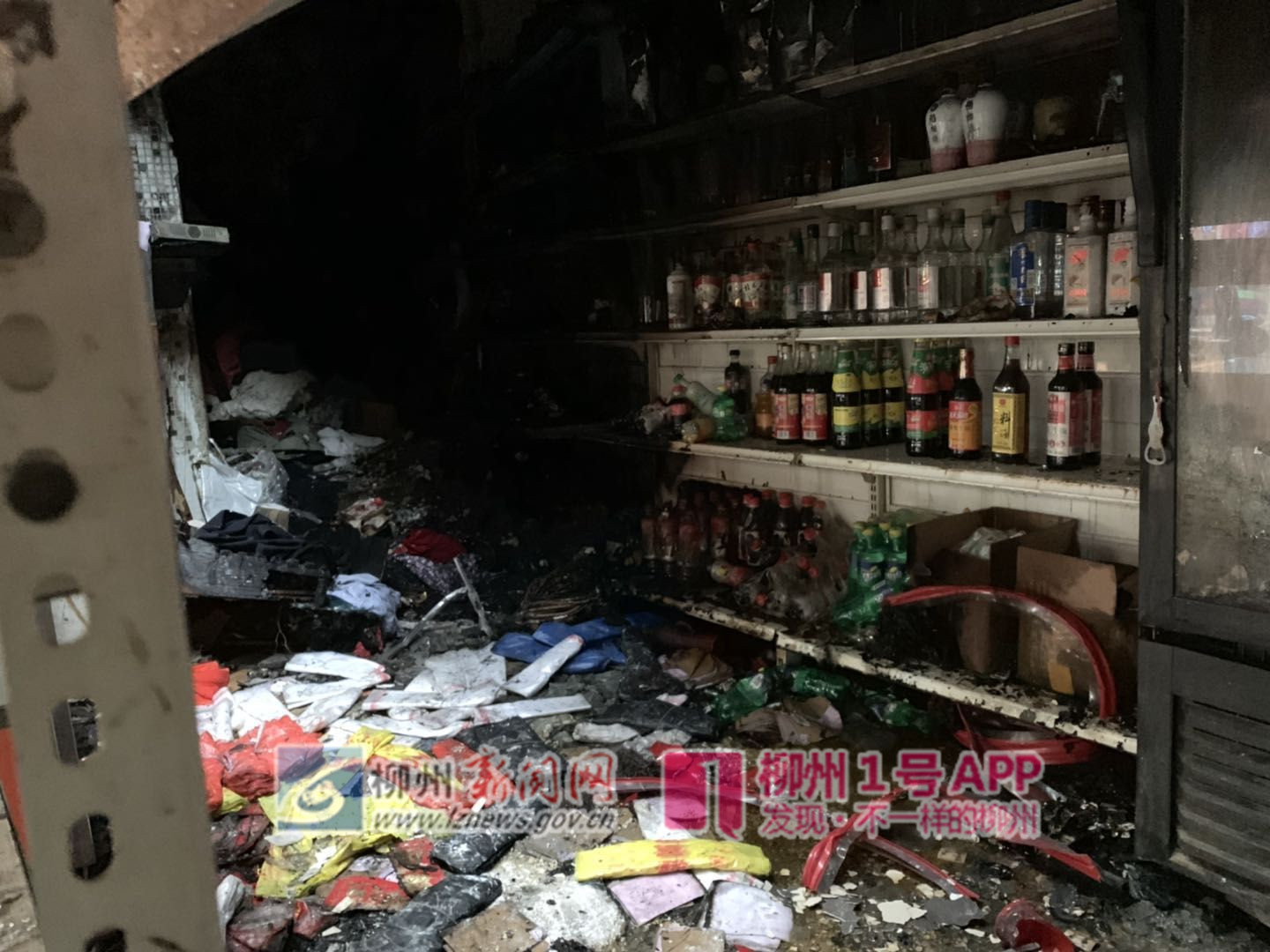 凌晨，河西小区一商店起火老板娘被困，店内损失超十万元