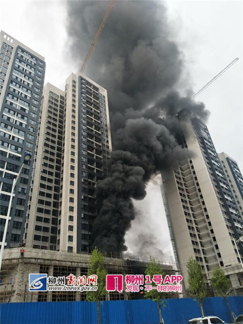 1号爆料桂中大道一在建工地起火，大量黑烟直冲天际