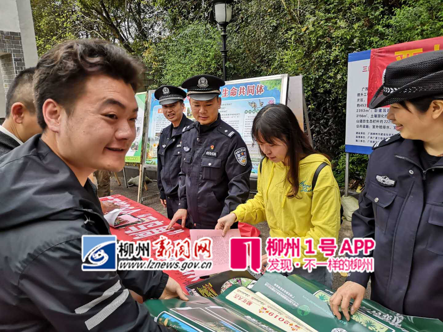 向市民发放宣传资料.jpg