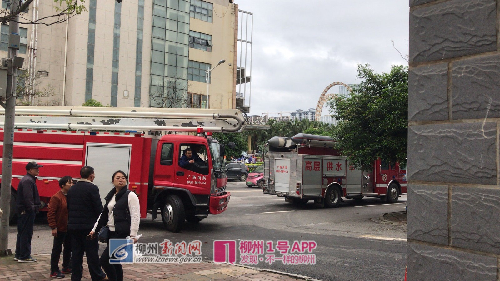 海馨嘉园小区火灾已得到控制，物业和社区称将协调处理消防通道被堵一事
