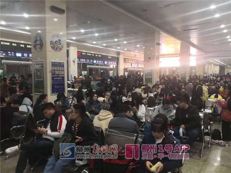 一小时还没出城！长假首日，柳州人朋友圈播报路况，这些地方也人从众