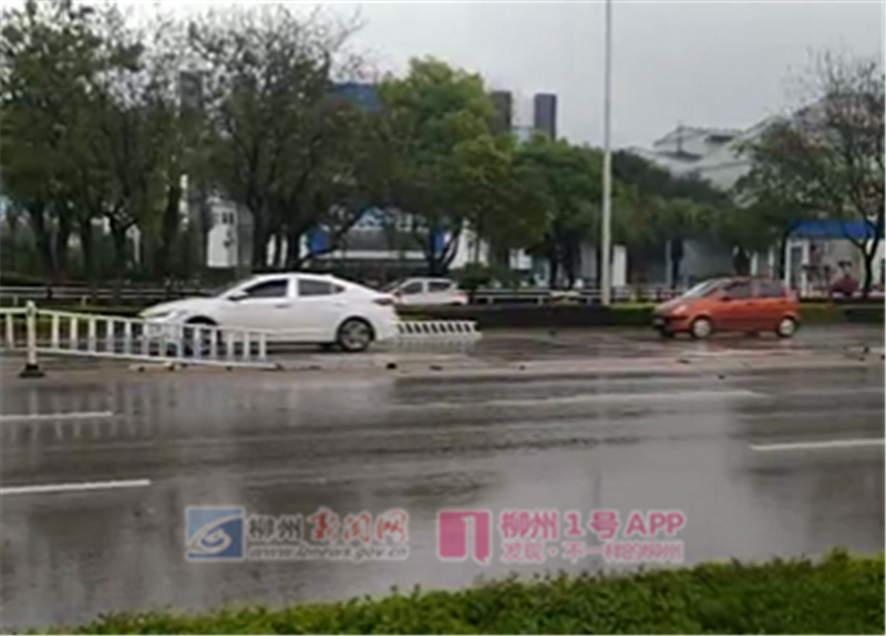 1号爆料|潭中西路一辆红色两厢车撞倒一排护栏，引擎盖也“破了相”