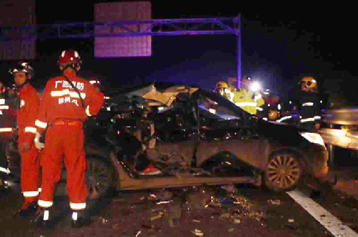 泉南高速一轿车失控，180度甩尾撞上施工拖车，造成一死三伤