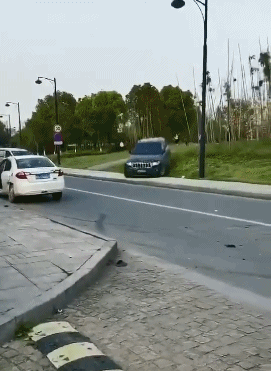 连撞8辆车！这位司机“神车技”刷爆朋友圈，视频拍下诡异行车路线