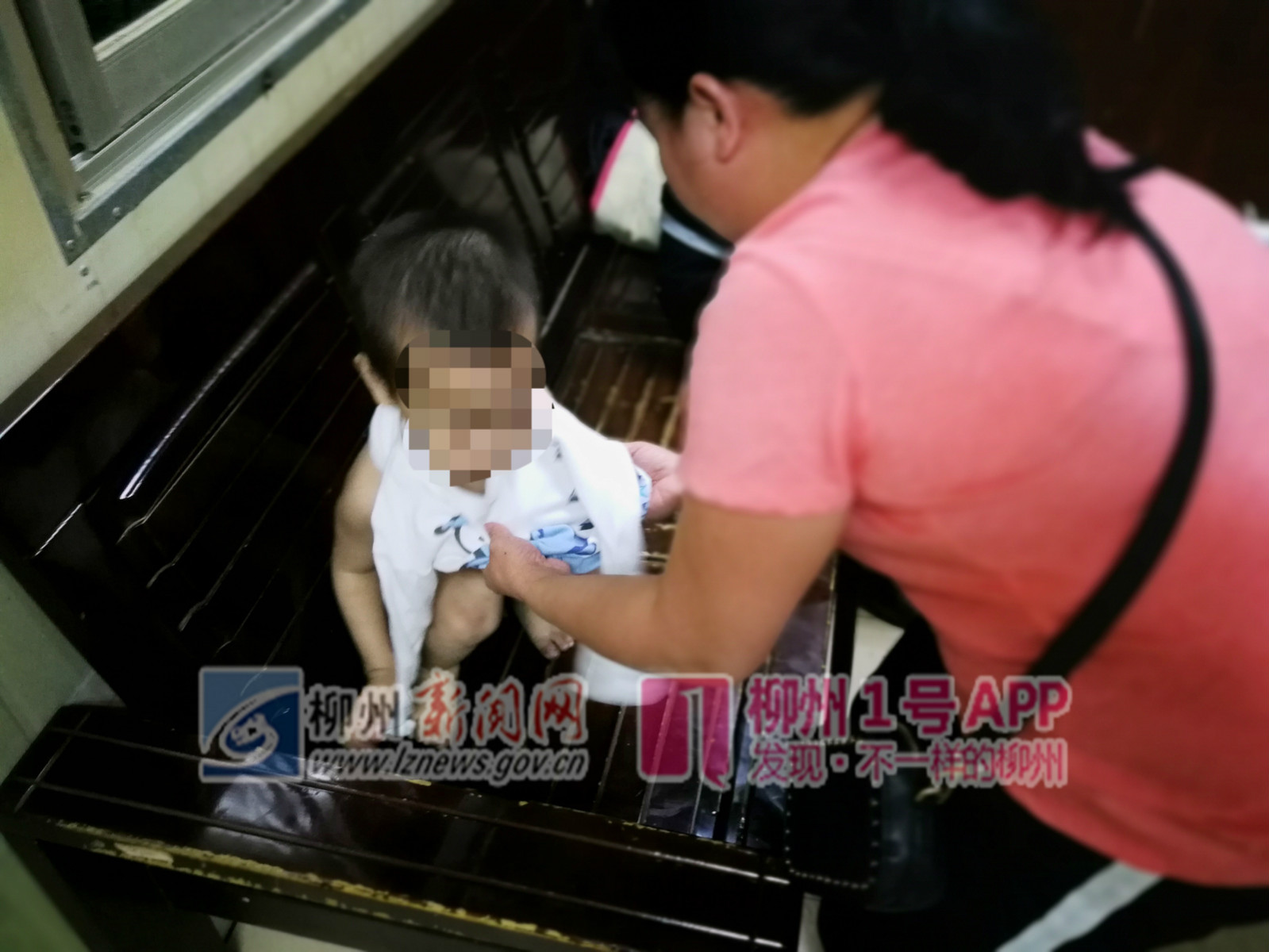 1号暖新闻|2岁男孩光溜溜在北雀路上跑，陌生女子充当临时妈妈