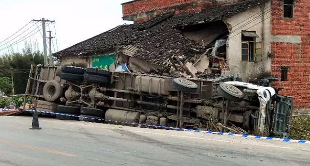 视频 | 鹿寨龙江有大货车撞塌路边房屋，有人身亡？最新消息来了