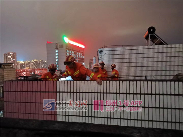 1号暖新闻|疑似雨棚的大铁皮卡在楼外的防盗网上摇摇欲坠，幸亏有他们！