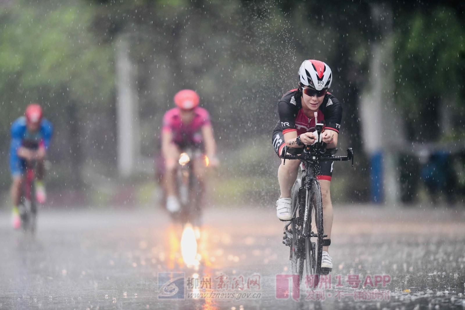 1号直播|雨中的对决！世界铁人三项赛柳州站开赛啦！