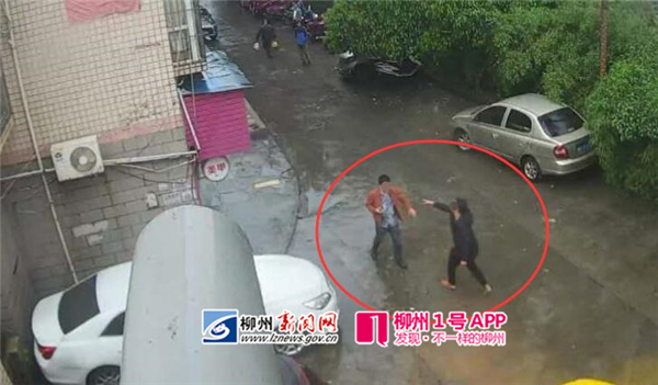 不给车费，还追打柳州的哥几十米远，“黑衣男”有点狂！