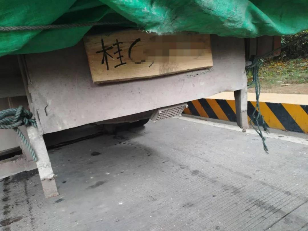 广西一货车高速路上被交警拦下，仔细一看：车牌是木制的