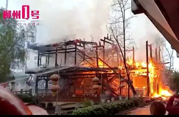 广西一座状元桥发生火灾，烧得只剩下框架，损失约50万元！