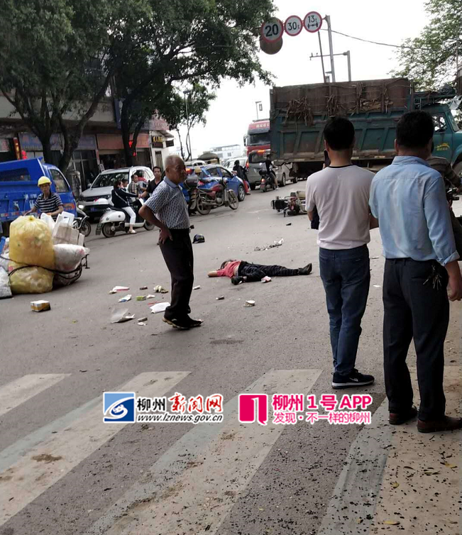 鹿寨突发惨烈车祸：牵引车撞倒两人顶着面包车冲下桥，已致1死2伤