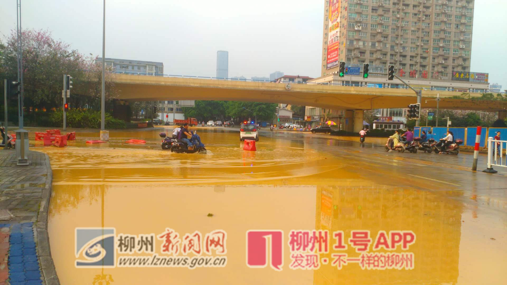 保利附近水管爆了！三桥西、白沙、三中路口积水成河，周边路段已停水！