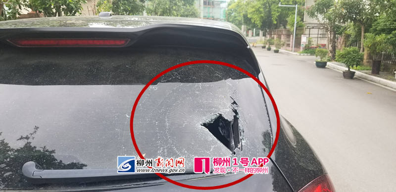 谁干的？翠湖京都小区一辆百万保时捷被砸，挡风玻璃破出大洞