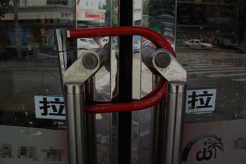 深夜11点，6岁女孩被困龙城路附近一商场内大哭，家长解释:工作太忙