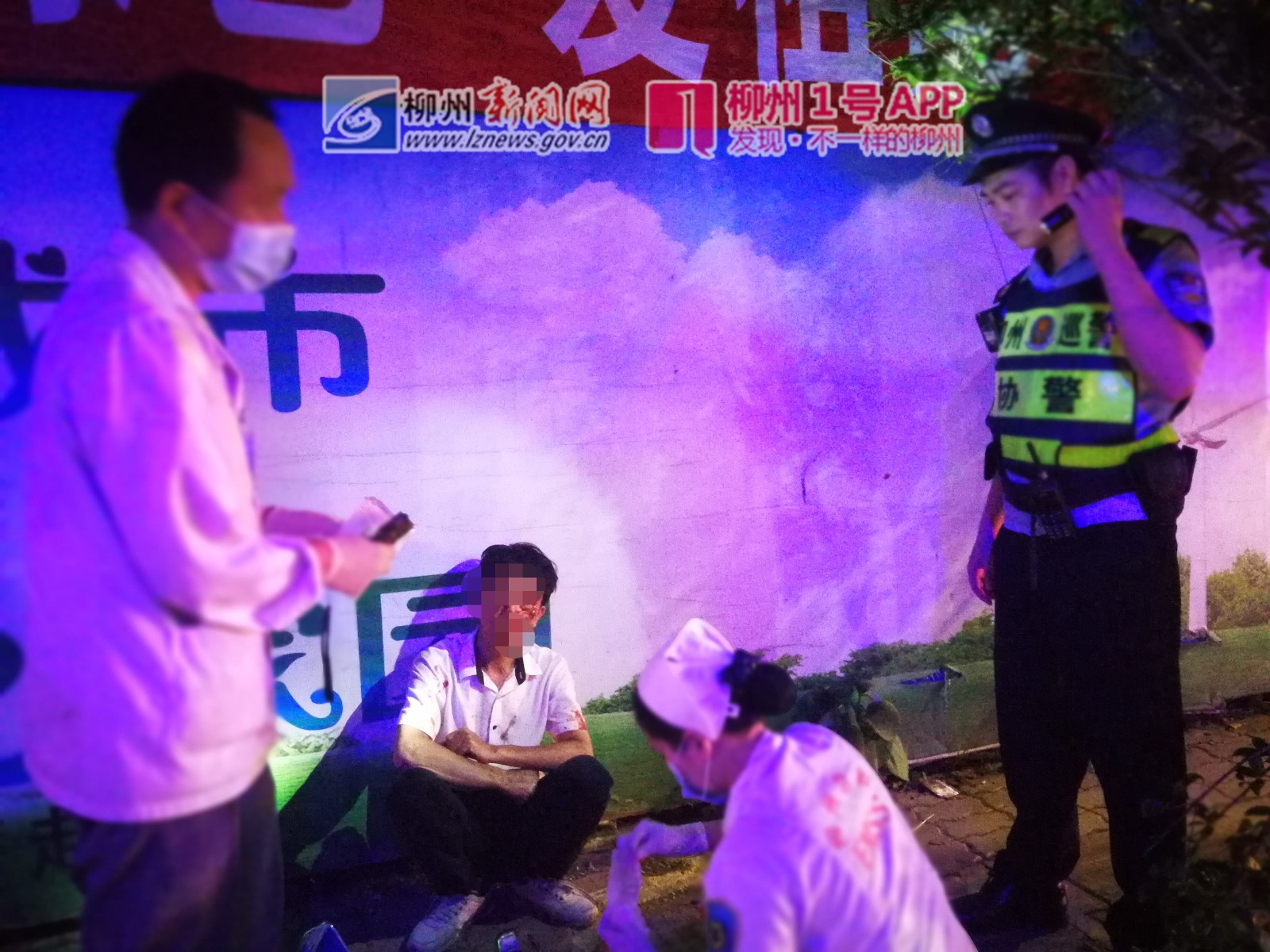 医生帮醉酒男子处理伤口.jpg 医生帮醉酒男子处理伤口.jpg