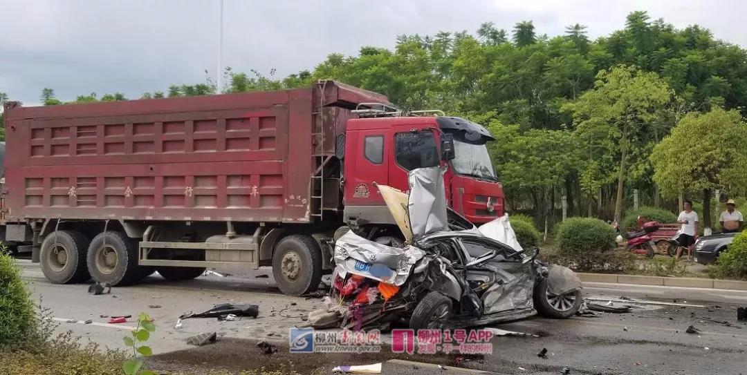 柳东一轮胎厂附近有轿车被大货车后夹击成废铁，有人死亡？真相在这！