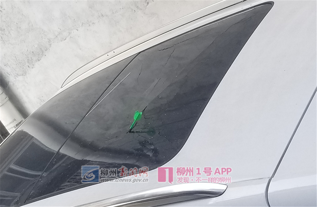 飞来横祸！红阳路一辆奥迪被飞镖击中天窗破裂，车主估计损失达数千元
