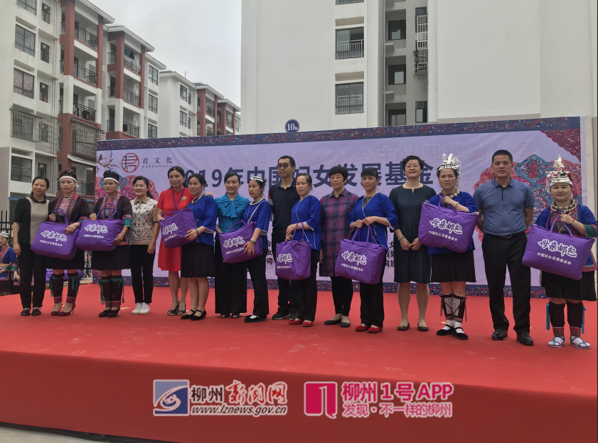 1号暖新闻|三江绣娘又接到一笔大订单！香港爱心人士还带来了“母亲邮包”
